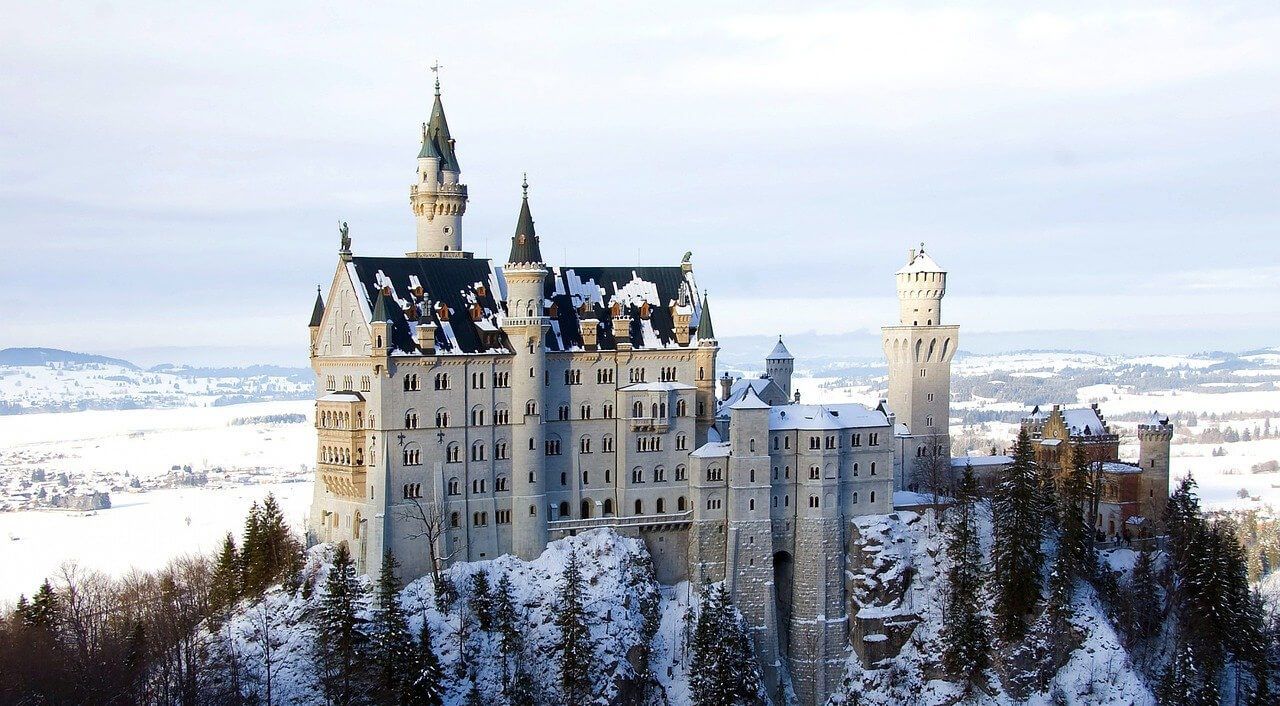 Кому принадлежит имя Нойшвайштайн (Neuschwanstein)?